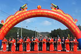 Các đại biểu cắt băng khánh thành dự án xây dựng tuyến đường tránh phía Nam thị trấn Phú Phong. Ảnh: Kiều Vy