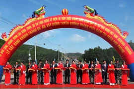 Các đại biểu cắt băng khánh thành dự án xây dựng tuyến đường tránh phía Nam thị trấn Phú Phong. Ảnh: Kiều Vy