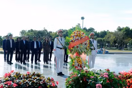 Phó Chủ tịch nước Võ Thị Ánh Xuân dâng hoa, dâng hương Chủ tịch Hồ Chí Minh và viếng các Anh hùng liệt sĩ