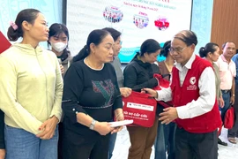 Ông Hà Văn Cát-Chủ tịch Hội Chữ thập đỏ tỉnh Gia Lai trao túi sơ cấp cứu cho ngư dân. Ảnh: N.Q