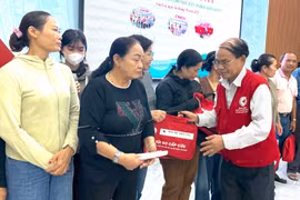 Ông Hà Văn Cát-Chủ tịch Hội Chữ thập đỏ tỉnh Gia Lai trao túi sơ cấp cứu cho ngư dân. Ảnh: N.Q