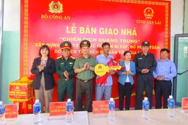 Công an tỉnh Gia Lai bàn giao nhà "Chiến dịch Quang Trung" cho người dân.