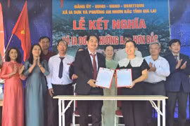 Đại diện chính quyền xã Ia Dơk và phường An Nhơn Bắc ký kết biên bản ghi nhớ tại lễ kết nghĩa diễn ra ở làng Ghè sáng 27-12.