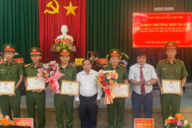 Lãnh đạo xã Canh Vinh biểu dương, tặng giấy khen cho tập thể Công an xã và các cán bộ, chiến sĩ có thành tích xuất sắc.