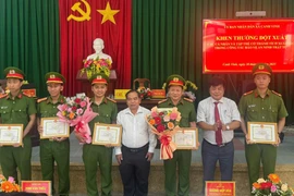 Lãnh đạo xã Canh Vinh biểu dương, tặng giấy khen cho tập thể Công an xã và các cán bộ, chiến sĩ có thành tích xuất sắc.