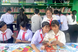 Các học sinh đọc sách tự chọn tại các kệ sách và từ xe Thư viện lưu động. Ảnh: T.N