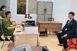 Công an phường Pleiku thu nhận hồ sơ đề nghị cấp thẻ đảng viên gắn chip cho đảng viên. Ảnh: ĐVCC