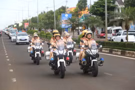 Lực lượng Cảnh sát Giao thông xuất phát từ trụ sở Công an tỉnh Gia Lai tại phường Diên Hồng, diễu hành qua một số tuyến đường. 