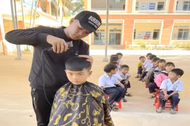 Cắt tóc miễn phí cho các em học sinh Trường Tiểu học Anh hùng Núp ngay tại trường. Ảnh: Ngọc Duy