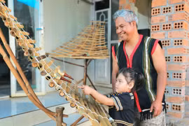 Âm thanh đàn T’rưng gắn bó với tuổi thơ của em H’Thương. Ảnh: Ngọc Duy