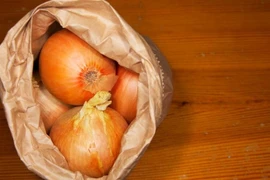 Túi giấy là lựa chọn hiệu quả và dễ thực hiện nhất để bảo quản hành tây.