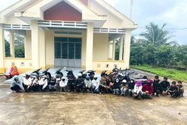 Công an xã Hra ngăn chặn kịp thời nhóm thanh thiếu niên livestream khi điều khiển xe tốc độ cao.