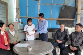 Trao học bổng “Thả lưới ước mơ” cho 2 học sinh tại phường Hoài Nhơn Đông