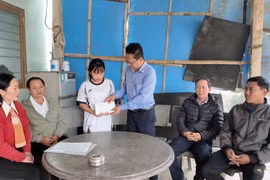 Trao học bổng “Thả lưới ước mơ” cho 2 học sinh tại phường Hoài Nhơn Đông