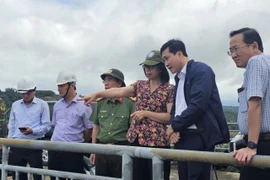 Phó Chủ tịch UBND tỉnh Nguyễn Thị Thanh Lịch kiểm tra tại hồ chứa Ka Nak. Ảnh: Đức Hải