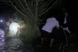 Lực lượng chức năng đưa người và phương tiện lên bờ an toàn (ảnh cắt từ clip).