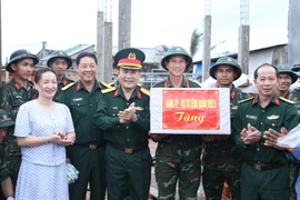 Phó Chính ủy Quân khu 5 thăm, động viên lực lượng quân đội đang xây dựng nhà ở cho nhân dân vùng bão lũ.