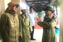 Phó Chủ tịch UBND tỉnh Nguyễn Tự Công Hoàng (bìa phải) kiểm tra điểm tránh trú bão tập trung tại Trường Tiểu học số 1 Tam Quan Nam (phường Hoài Nhơn). Ảnh: Đoàn Bình