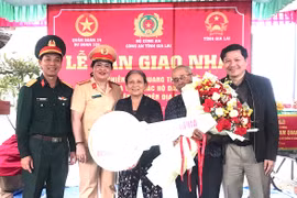 Phó Chủ tịch Thường trực HĐND tỉnh Trương Văn Đạt dự lễ bàn giao nhà “Chiến dịch Quang Trung” tại xã Tuy Phước Bắc