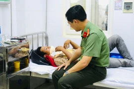 Lãnh đạo Công an tỉnh Gia Lai thăm 2 thành viên lực lượng ANTT ở cơ sở bị thương khi làm nhiệm vụ trong bão lũ