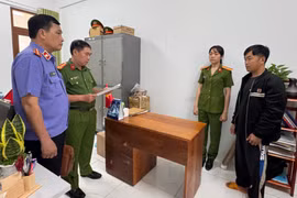 Cơ quan Cảnh sát điều tra Công an tỉnh Gia Lai thi hành lệnh bắt đối với Nguyễn Văn Hạnh. Ảnh: Nguyễn Giang