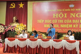 Phó Chủ tịch HĐND tỉnh Huỳnh Thúy Vân phát biểu tại buổi tiếp xúc cử tri. Ảnh: Đức Hải