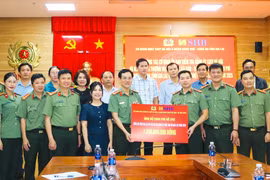 Công an TP. Hà Nội hỗ trợ 1,2 tỷ đồng giúp tỉnh Gia Lai khắc phục hậu quả bão lũ.