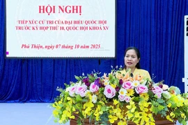 Phó Trưởng đoàn chuyên trách Đoàn ĐBQH tỉnh Gia Lai Siu Hương trả lời các kiến nghị của cử tri. Ảnh: Mạnh Hà