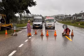 Đèo An Khê sạt lở, chính thức cấm các phương tiện qua lại.