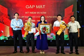 Ban Tổ chức Tỉnh ủy trao bằng khen của Thủ tướng Chính phủ và kỷ niệm chương cho các cá nhân. Ảnh: BTCTU