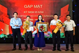 Ban Tổ chức Tỉnh ủy trao bằng khen của Thủ tướng Chính phủ và kỷ niệm chương cho các cá nhân. Ảnh: BTCTU