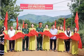 Các đại biểu cắt băng khánh thành công trình "Sao sáng buôn làng" tặng nhân dân thôn Mook Trêl, xã Ia Dom.