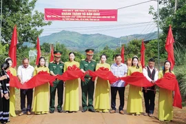 Các đại biểu cắt băng khánh thành công trình "Sao sáng buôn làng" tặng nhân dân thôn Mook Trêl, xã Ia Dom.