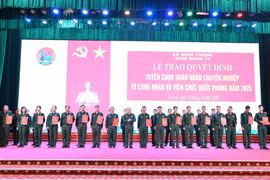 Trao quyết định tuyển chọn quân nhân chuyên nghiệp cho 143 công nhân và viên chức quốc phòng thuộc Binh đoàn 15.