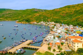 Làng chài Hải Minh nằm nép mình dưới núi Phương Mai.