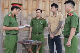 Công an xã Tây Sơn thực hiện lệnh bắt tạm giam đối với Nguyễn Xuân Lợi. Ảnh: ĐVCC