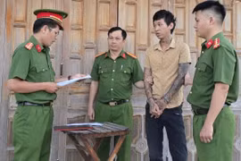 Công an xã Tây Sơn thực hiện lệnh bắt tạm giam đối với Nguyễn Xuân Lợi. Ảnh: ĐVCC