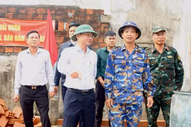 Phó Chủ tịch UBND tỉnh Nguyễn Tự Công Hoàng kiểm tra tình hình xây dựng, sửa chữa nhà ở cho người dân bị thiệt hại do bão lũ tại xã Tuy Phước Đông.