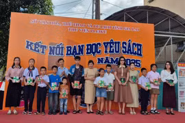 Thư viện Pleiku trao quà cho bạn đọc tích cực. Ảnh: Thanh Vui