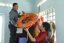 Chính quyền các địa phương trong tỉnh đang chuẩn bị ứng phó với diễn biến bất lợi từ cơn bão số 12. Ảnh: Trọng Lợi