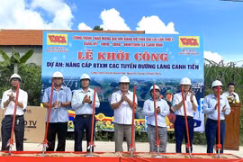 Các đại biểu thực hiện nghi thức động thổ khởi công dự án nâng cấp bê tông xi măng các tuyến đường làng Canh Tiến. Ảnh: X.Đ