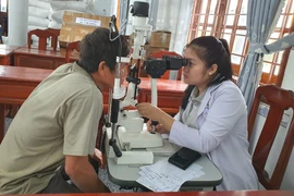 Chăm sóc sức khỏe cho đồng bào vùng lũ ở xã Ngô Mây