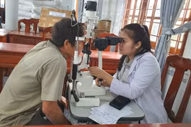 Chăm sóc sức khỏe cho đồng bào vùng lũ ở xã Ngô Mây