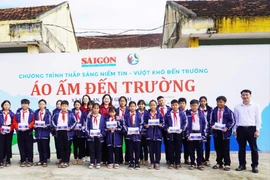 Báo SGGP tặng quà cho học sinh trường THCS Cát Tường (xã Xuân An).