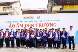 Báo SGGP tặng quà cho học sinh trường THCS Cát Tường (xã Xuân An).