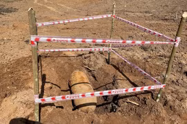 Quả bom nặng 3,5 tạ còn sót lại sau chiến tranh được lực lượng chức năng khoanh vùng cấm.