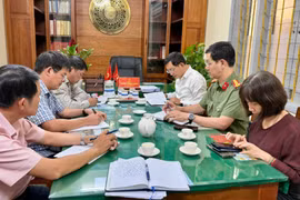 Quang cảnh buổi làm việc của Trưởng Ban Tổ chức Tỉnh ủy Mai Việt Trung với xã Đề Gi.