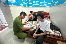 Cơ quan chức năng kiểm tra cơ sở lưu trú, phát hiện các đối tượng dương tính với ma túy.