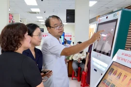 Đoàn kiểm tra tại Trung tâm Phục vụ hành chính công phường Quy Nhơn Nam. 