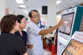 Đoàn kiểm tra tại Trung tâm Phục vụ hành chính công phường Quy Nhơn Nam. 